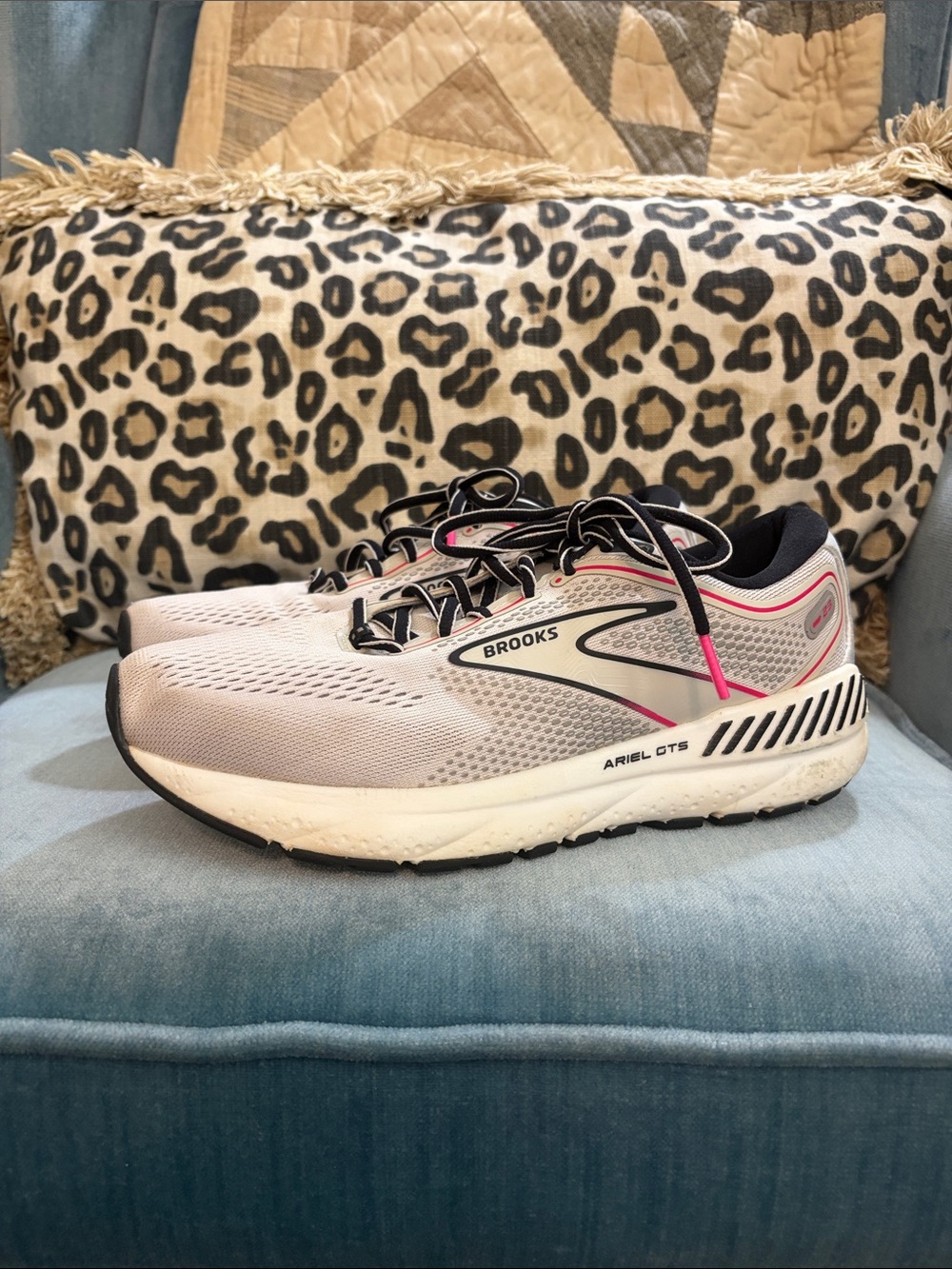 Brooks Ariel GTS  23 Women's Running Shoes - Light Pink & Black